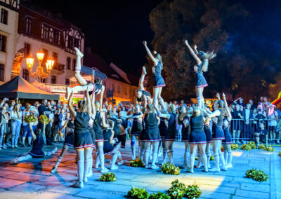Tanz der Cheerleader des Kurstadthandballs zum Altstadtfest in Bad Freienwalde