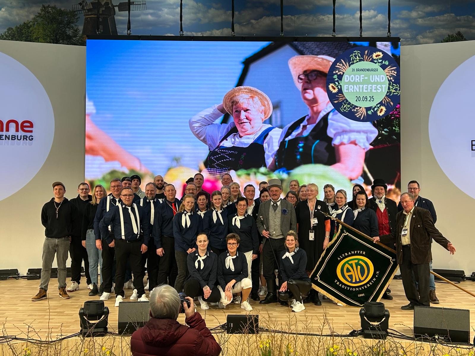 Aktuere und Unterstützer des diesjährigen Brandenburger Dorf- und Erntefestes auf der grünen Woche in Berlin
